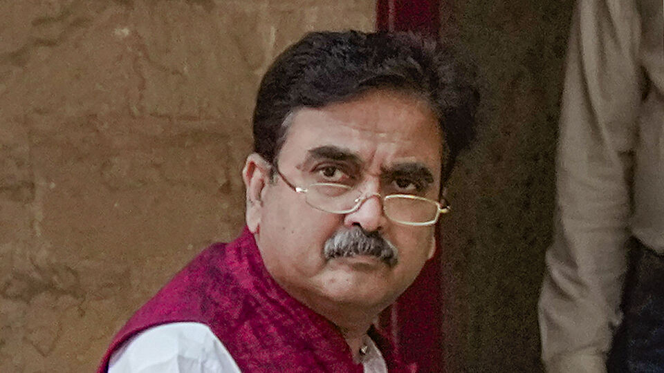 বিভিন্ন পরীক্ষা করা হয়েছে সাংসদের। ৭ সদস্যের মেডিক্যাল বোর্ড তৈরি করা হয়েছে অভিজিৎ গঙ্গোপাধ্যায়ের চিকিৎসার জন্য। চিকিৎসকরা বলছেন অবস্থা আপাতত স্থিতিশীল হলেও উদ্বেগ এখনই কাটছে না। পরিবার সূত্রেও খবর, বর্তমানে তিনি কিছুটা ভালো আছেন। যদিও পুরোপুরি সুস্থ তিনি এখনও নন। 