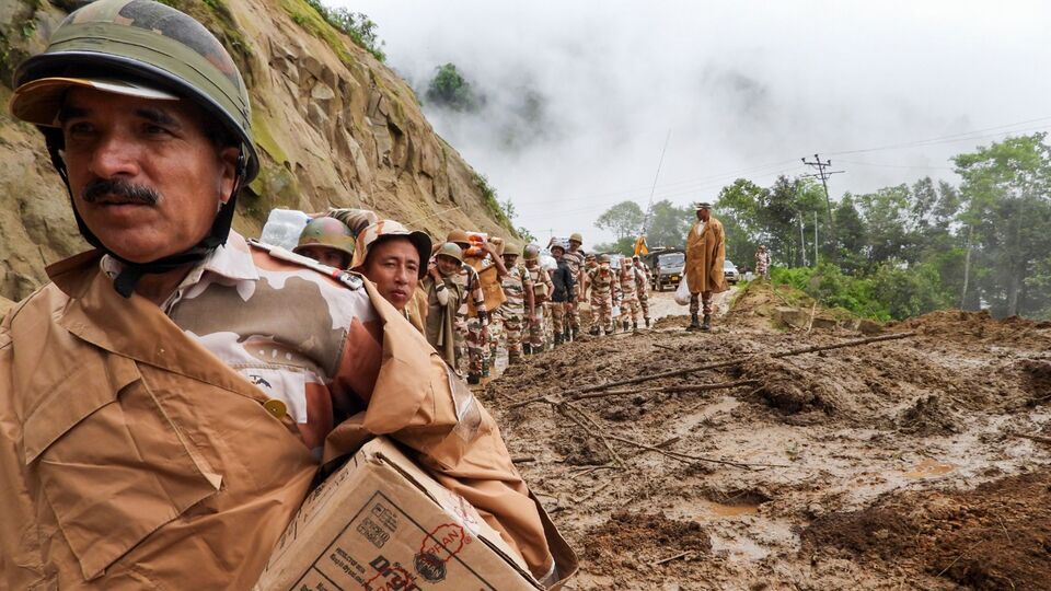 চিন ও মিয়ানমারের সীমান্তের সঙ্গে সংযুক্ত হওয়ার কারণে এই দুটি এলাকা কৌশলগতভাবে খুবই গুরুত্বপূর্ণ। একই সঙ্গে স্থানীয় জনগোষ্ঠীর লোকজনকে অনেক এলাকায় বিচ্ছিন্ন করে রাখা হয়েছে। বিশেষত হায়ুয়াং, হাওয়াই এবং আশেপাশের গ্রামগুলিতে জিনিসপত্রের মারাত্মক ঘাটতি রয়েছে। যানবাহন চলাচল বন্ধ থাকায় স্থানীয় অনেক মানুষ নিত্যপ্রয়োজনীয় জিনিসপত্র আনতে কয়েক কিলোমিটার হেঁটে যেতে হচ্ছেন। (@ITBP_official)