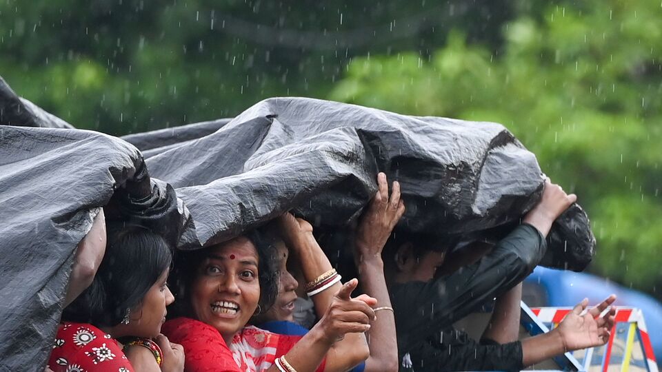আজ কলকাতার সর্বোচ্চ তাপমাত্রা থাকতে পারে ৩৪ ডিগ্রি সেলসিয়াসের আশেপাশে, যা কি না স্বাভাবিক। এদিকে আজ শহরের সর্বনিম্ন পারদ থাকতে পারে ২৮ ডিগ্রি সেলসিয়াসের আশেপাশে, যা কি না স্বাভাবিকের থেকে ১ ডিগ্রি ওপরে। আজ সকাল থেকেই কলকাতার আকাশ মেঘলা। তিলোত্তমা এবং শহরতলির বেশ কিছু জায়গায় ইতিমধ্যেই কয়েক পশলা বৃষ্টি হয়েছে। (Hindustan Times)