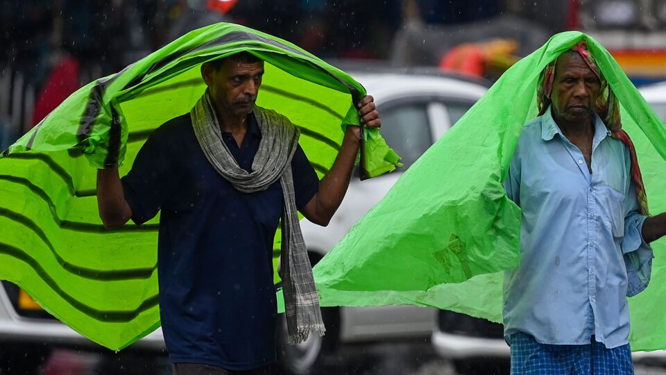 আজ উত্তরবঙ্গের দার্জিলিং, জলপাইগুড়ি, কালিম্পং, আলিপুরদুয়ার, কোচবিহার, উত্তর দিনাজপুরে ভারী বৃষ্টির সম্ভাবনা আছে। এর মধ্যে দার্জিলিং এবং কালিম্পঙে জারি থাকবে কমলা সতর্কতা। বাকি জেলাগুলিতে জারি থাকবে হলুদ সতর্কতা। এছাড়া দক্ষিণ দিনাজপুর এবং মালদায় বজ্রপাত সহ ঝড় হতে পারে। তাই এই দুই জেলাতেও জারি আছে হলুদ সতর্কতা। (Hindustan Times)