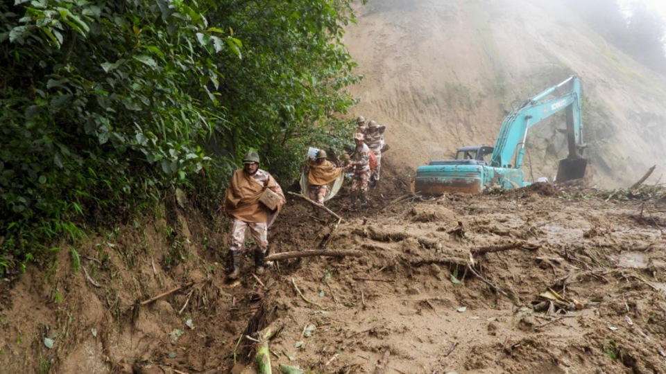 স্থানীয় কর্তৃপক্ষ ভ্রমণ সতর্কতা জারি করেছে। স্থানীয় বাসিন্দাদের রাতে ভ্রমণ এড়াতে এবং সতর্কতা অবলম্বন করতে বলেছে প্রশাসন। এদিকে, এলাকার বিধায়ক তথা নারী ও শিশুকল্যাণ মন্ত্রী দাসাংলু পুল পরিস্থিতি খতিয়ে দেখেন। তিনি বলেন, মোনাপানিতে কাজ চলছে। এজন্য কর্মকর্তারা পূর্ণ উদ্যমে কাজ করছেন। এছাড়া আটকে পড়া মানুষদের সাহায্যের জন্য হেলিকপ্টার পরিষেবাও চালু করা হয়েছে। মন্ত্রী আরও বলেছিলেন যে একটি অস্থায়ী রাস্তা অনুমোদন করা হয়েছে যাতে ভবিষ্যতে কোনও সমস্যা হলে এটি ব্যবহার করা যায়। পরিস্থিতি স্বাভাবিক হলে নতুন এই রুটের কাজ শুরু হবে বলে জানান তিনি। 
