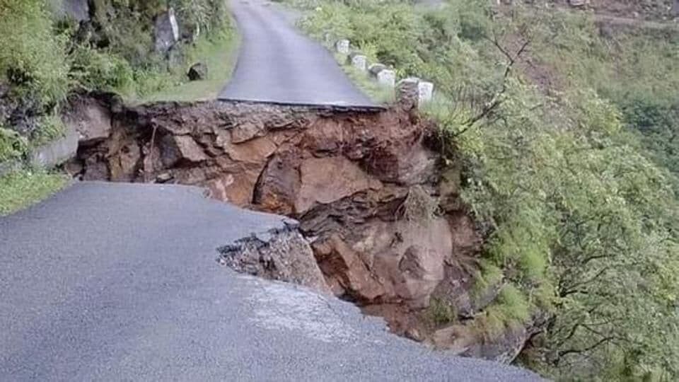 প্রবল বৃষ্টিতে বিপর্যস্ত অরুণাচল প্রদেশ। যার জেরে অরুণাচল প্রদেশের আনজাও জেলা গত আট দিন ধরে দেশের বাকি অংশ থেকে সম্পূর্ণ বিচ্ছিন্ন হয়ে পড়েছে। ভারত-চিন এবং ভারত-মায়ানমার সীমান্তকে সংযোগকারী ১১৩ নম্বর জাতীয় সড়কের ক্ষেত্রেও বহু জায়গায় ভাঙন ও গর্ত তৈরি হয়েছে। এ কারণে এই রুটটিও ব্যবহারের অনুপযোগী। (HT_PRINT)