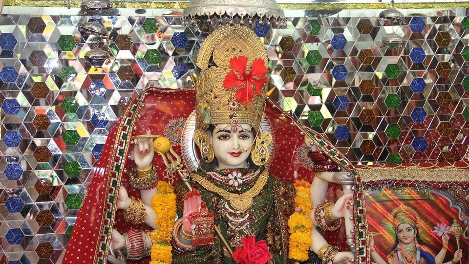 ভগবান জগন্নাথ মন্দিরের অনন্য ভোগ ঐতিহ্য: মা পার্বতী হিসেবে বিবেচিত বিমলা দেবীকে প্রথমে ভগবান জগন্নাথের ভোগ প্রদানের ঐতিহ্য অনেক ধর্মীয় ও পৌরাণিক কারণের সঙ্গে জড়িত। বিমলা দেবীর মন্দির জগন্নাথ মন্দিরের প্রাঙ্গণের ভেতরে অবস্থিত এবং তাকে ভগবান জগন্নাথের বোন হিসেবে বিবেচনা করা হয়। পুরাণ অনুসারে, ভগবান জগন্নাথের ভোগের প্রথম অংশ বিমলা দেবীকে উৎসর্গ করার একটি ঐতিহ্য আছে। বিশ্বাস করা হয় যে, ভগবান জগন্নাথের পুজো ও ভোগ তখনই সম্পন্ন হয় যখন এই প্রসাদটি প্রথমে বিমলা দেবীকে উৎসর্গ করা হয়। তাই, ভগবান জগন্নাথের পুজোর মতোই তাঁর পুজো গুরুত্বপূর্ণ বলে বিবেচিত হয়।