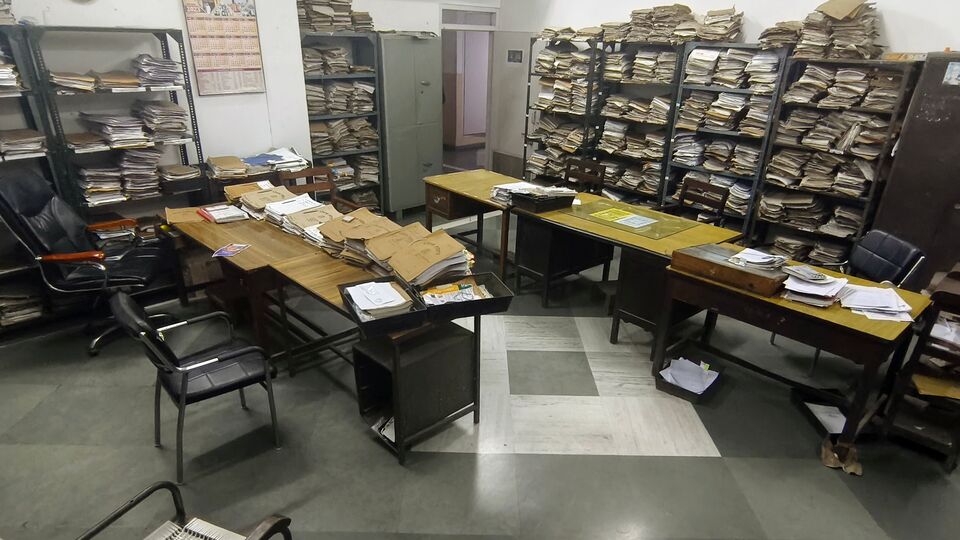 প্রসঙ্গত, দীর্ঘ ২ বছরেরও বেশি সময় ধরে সুপ্রিম কোর্টে ঝুলে আছে পশ্চিমবঙ্গ রাজ্য সরকার কর্মীদের বকেয়া ডিএ মামলা। প্রসঙ্গত, সুপ্রিম কোর্টে রাজ্য সরকারি কর্মচারীদের ডিএ সংক্রান্ত যে মামলাটি চলছে, সেটা পঞ্চম বেতন কমিশন সংক্রান্ত। ২০১৬ সাল থেকে সেই মামলা চলছে। এই মামলাটি স্টেট অ্যাডমিনিস্ট্রেটিভ ট্রাইবুনাল, কলকাতা হাইকোর্ট হয়ে সুপ্রিম কোর্টে এসেছে। প্রথমে স্যাটে জয় পেয়েছিল রাজ্য সরকার। তারপর থেকে প্রতিটি ক্ষেত্রে জয় পেয়েছেন রাজ্য সরকারি কর্মচারীরা। 