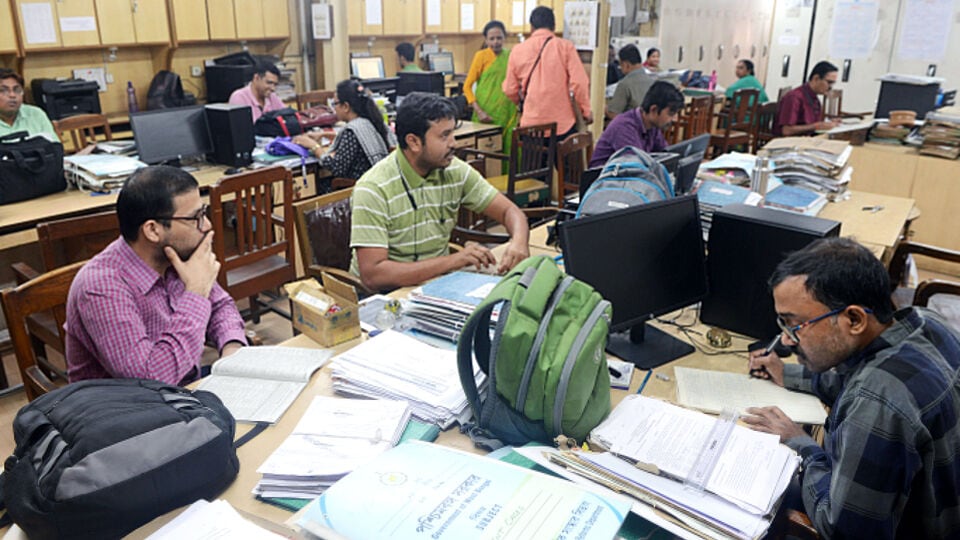 এর আগে সম্প্রতি বিভিন্ন দফতর এবং সরকারি সংস্থাগুলির কাছে কর্মচারীদের সংখ্যা জানতে চেয়েছিল অর্থ দফতর। এরই মাঝে রিপোর্টে দাবি করা হয়, বকেয়া ডিএ মেটানো নিয়ে অন্তর্বর্তীকালীন নির্দেশের পরিবর্তন চেয়ে সুপ্রিম কোর্টের দ্বারস্থ হতে পারে রাজ্য সরকার। যদিও বর্তমানে গরমের ছুটি চলছে সুপ্রিম কোর্টে। তবে শীর্ষ আদালতের নির্দেশের কিছু বিষয় নিয়ে ব‍্যাখা চাইতে পারে রাজ্য। 