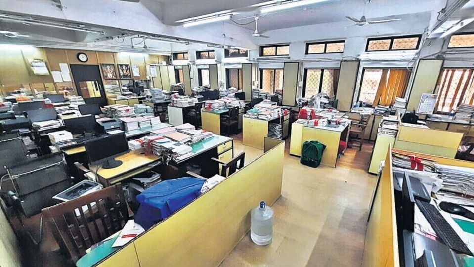 পঞ্চম বেতন কমিশনের অধীনে বকেয়া ডিএ মামলায় সুপ্রিম কোর্ট গত ১৬ মে নির্দেশ দিয়েছিল ২৫ শতাংশ মহার্ঘ ভাতা মিটিয়ে দেওয়ার। এই আবহে একাধিক রিপোর্টে জানা যাচ্ছে, সরকার নাকি সেই নির্দেশে কিছ বদল আনার আবেদন জানিয়ে ফের শীর্ষ আদালতের দ্বারস্থ হতে পারে। তবে তারা রিভিউ পিটিশন করবে না। এরই মধ্যে এই মামলায় ৪ সপ্তাহের মধ্যে সরকার পক্ষকেই লিখিত আকারে তাদের বক্তব্য এবং কাজের অগ্রগতি রিপোর্ট জমা দিতে বলা হয়েছিল। অবশ্য সময়সীমা পার হলেও তা জমা পড়েছে কি না, তা স্পষ্ট নয়। তবে রিপোর্ট অনুযায়ী, সেই জবাব এখনও জমা পড়েনি। 