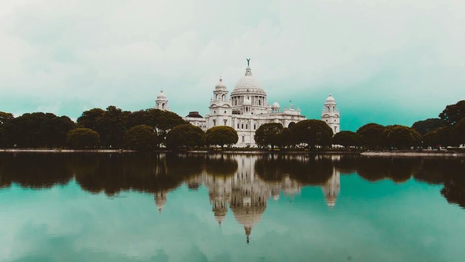 এদিকে ১৬ এবং ১৭ জুন কলকাতার সর্বোচ্চ তাপমাত্রা ৩৩ ডিগ্রি সেলসিয়াস থাকতে পারে এবং সর্বনিম্ন পারদ থাকতে পারে ২৭ ডিগ্রি সেলসিয়াস। এরপর ১৮ এবং ১৯ জুন কলকাতার সর্বোচ্চ তাপমাত্রা ঘোরাফেরা করতে পারে ৩২ ডিগ্রির আশেপাশে। এরপর ২০ এবং ২১ জুন কলকাতার সর্বোচ্চ পারদ ফের ৩৩ ডিগ্রি ছুঁতে পারে। এবং এই দু'দিন শহরের সর্বনিম্ন তাপমাত্রা থাকতে পারে ২৮ ডিগ্রির ঘরে। 