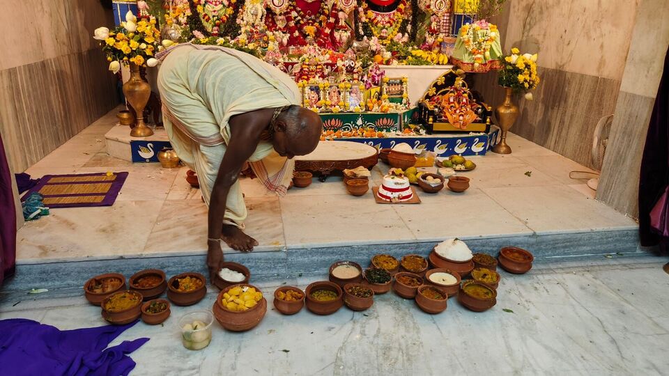 মহাপ্রসাদ কেবল ধর্মীয় দৃষ্টিকোণ থেকে গুরুত্বপূর্ণ নয়, এটি স্বাস্থ্যের জন্যও উপকারী বলে বিবেচিত হয়। বলা হয় যে এটি গ্রহণ করলে শরীরে শক্তি বৃদ্ধি পায়, মন শান্ত হয় এবং নেতিবাচক চিন্তাভাবনা দূর হয়। ভক্তরা এটি প্রসাদ হিসেবে নয়, বরং ঈশ্বরের আশীর্বাদ হিসেবে গ্রহণ করেন।