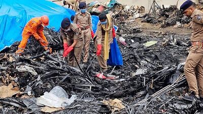 আমদাবাদের দুর্ঘটনায় বিমানের সম্ভাব্য প্রযুক্তিগত ব্যর্থতা, রক্ষণাবেক্ষণের রেকর্ড এবং ক্রুদের পদক্ষেপগুলি খতিয়ে দেখবে তারা। প্রসঙ্গত, গত ১২ জুন আমদাবাদ থেকে লন্ডনগামী বোয়িং ৭৮৭-৮ ড্রিমলাইনার এয়ার ইন্ডিয়ার ফ্লাইট ১৭১ সর্দার বল্লভভাই প্যাটেল আন্তর্জাতিক বিমানবন্দর থেকে উড়ে যাওয়ার কিছুক্ষণ পরই সেটি বিধ্বস্ত হয়েছিল। এতে বিমানে থাকা ২৪২ জনের মধ্যে ২৪১ আরোহী নিহত হয়েছিলেন। এটি ভারতের সবচেয়ে মারাত্মক বিমান ট্র্যাজেডিগুলির মধ্যে অন্যতম।  (@dgpgujarat X)