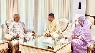 যদিও সেই ভিডিয়োটি পুরোপুরি ভুয়ো বলে জানিয়ে দেওয়া হয়েছে। এমনিতেই ৭ জুন স্ত্রীয়ের সঙ্গে গিয়ে বাংলাদেশের অন্তর্বর্তীকালীন সরকারের প্রধান উপদেষ্টার সঙ্গে দেখা করেছিলেন জেনারেল ওয়াকার। হাসিমুখে ছবিও তোলেন। যদি বাংলাদেশের সেনাপ্রধানকে গ্রেফতারই করা হয়, তাহলে কখনওই সেটা সম্ভব ছিল না বলে দাবি করেছে সংশ্লিষ্ট মহল। (ফাইল ছবি, সৌজন্যে এক্স @BDArmyOfficial) 