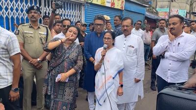 খিদিরপুর বাজারে মুখ্যমন্ত্রী মমতা বন্দ্যোপাধ্যায়কে রীতিমতো চোটপাট করলেন এক ব্যক্তি। (ছবি সৌজন্যে, ফেসবুক Mamata Banerjee)