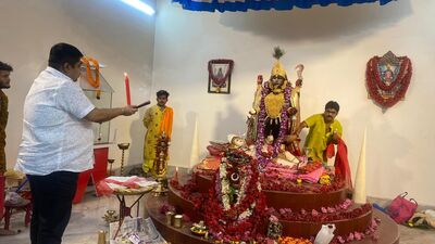 প্রতি শনি ও মঙ্গলবার ও বিশেষ বিশেষ তিথিতে মায়ের কাছে পুজোর জন্য ভক্তদের ঢল নামে। সেই দিনগুলিতেও এই একই নিয়ম মেনে পুজো দিতে যাওয়া ভালো। তাহলে আর সমস্যায় পড়ার কোনও ব্যাপার থাকে না। (ছবি - ফেসবুক NAIHATI BARAKALI PUJA SAMITY) প্রতি শনি ও মঙ্গলবার ও বিশেষ বিশেষ তিথিতে মায়ের কাছে পুজোর জন্য ভক্তদের ঢল নামে। সেই দিনগুলিতেও এই একই নিয়ম মেনে পুজো দিতে যাওয়া ভালো। তাহলে আর সমস্যায় পড়ার কোনও ব্যাপার থাকে না। (ছবি - ফেসবুক NAIHATI BARAKALI PUJA SAMITY)
