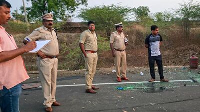 পরিবারের সদস্যরা তাঁদের সম্পর্কের কথা জানতে পেরে অঙ্গদিকে এক আত্মীয়ের বাড়িতে পাঠিয়ে দেন। ২০২৪ সালের ১৬ ডিসেম্বর তিনি আত্মীয়ের বাড়ি ছেড়ে চলে যান। এরপর তিনি কোথায় নিখোঁজ হন, কেউ কিছু খুঁজে পায়নি। ২০২৫ সালের ১২ জানুয়ারি মেয়েটির পরিবার বেতাগেরি থানায় নিখোঁজ ডায়েরি দায়ের করে। তর্কাতর্কির পর পুলিশ তদন্ত শুরু করে মামলাটি প্রকাশ করে।   (PTI)