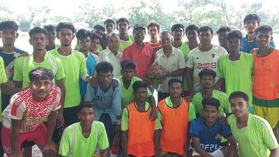 হাবিবুর রহমান মন্ডল নিজের অনুশীলনে এই মুহূর্তে ফুটবলার বেছে নিচ্ছেন। রাজ্যের বিভিন্ন গ্রাম থেকে আসা ফুটবলারদের নতুন স্বপ্ন দেখাচ্ছেন হাবিবুর। তাদের মধ্যেই নিজের অতীতকে খুঁজে পাচ্ছেন তিনি। এর পাশাপাশি নিজের আগুনকে নতুন প্রজন্মের মধ্যে ছড়িয়ে দিচ্ছেন হাবিবুর। (ছবি- টাউন ক্লাব) হাবিবুর রহমান মন্ডল নিজের অনুশীলনে এই মুহূর্তে ফুটবলার বেছে নিচ্ছেন। রাজ্যের বিভিন্ন গ্রাম থেকে আসা ফুটবলারদের নতুন স্বপ্ন দেখাচ্ছেন হাবিবুর। তাদের মধ্যেই নিজের অতীতকে খুঁজে পাচ্ছেন তিনি। এর পাশাপাশি নিজের আগুনকে নতুন প্রজন্মের মধ্যে ছড়িয়ে দিচ্ছেন হাবিবুর। (ছবি- টাউন ক্লাব)
