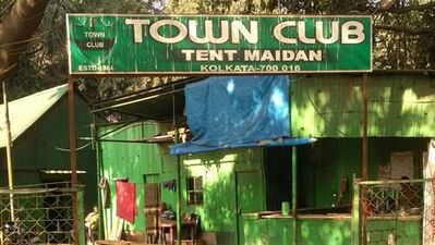 কলকাতা ময়দানের টাউন ক্লাবের প্রতিটা কোণে স্বামী বিবেকানন্দের স্মৃতি জড়িয়ে রয়েছে। এটি ময়দানের অতি পুরনো ক্লাবের একটি। এই ক্লাবের ইতিহাস, স্মৃতি ও গর্ব একে অপরের সঙ্গে জড়িয়ে রয়েছে। টাউন ক্লাব বর্তমানে কলকাতা লিগে দ্বিতীয় ডিভিশনে খেলবে। আর এই সময়ে ক্লাব কর্তারা দলের কোচিং দায়িত্ব তুলে দিয়েছেন কলকাতা ময়দানের সফল ফুটবলার হাবিবুর রহমান মন্ডলের কাঁধে। (ছবি- টাউন ক্লাব) কলকাতা ময়দানের টাউন ক্লাবের প্রতিটা কোণে স্বামী বিবেকানন্দের স্মৃতি জড়িয়ে রয়েছে। এটি ময়দানের অতি পুরনো ক্লাবের একটি। এই ক্লাবের ইতিহাস, স্মৃতি ও গর্ব একে অপরের সঙ্গে জড়িয়ে রয়েছে। টাউন ক্লাব বর্তমানে কলকাতা লিগে দ্বিতীয় ডিভিশনে খেলবে। আর এই সময়ে ক্লাব কর্তারা দলের কোচিং দায়িত্ব তুলে দিয়েছেন কলকাতা ময়দানের সফল ফুটবলার হাবিবুর রহমান মন্ডলের কাঁধে। (ছবি- টাউন ক্লাব)