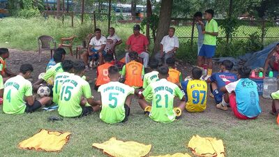 টাউন ক্লাবের কর্তারাও হাবিবুর রহমান মন্ডলের উপর ভরসা করছেন। হাবিবুর নিজের কোচ অনন্ত ঘোষকেও এই লড়াইয়ে পাশে পেয়েছেন। টাউন ক্লাবের দল বাছতে অনন্ত ঘোষের অভিজ্ঞতাকে কাজে লাগাতে চান হাবিবুর। ছাত্রের ডাকে সারা দিয়েছেন সাই-এর প্রাক্তন কোচ। এখন দেখার হাবিবুর নিজের স্বপ্নে কতটা সফল হতে পারেন। (ছবি- টাউন ক্লাব) টাউন ক্লাবের কর্তারাও হাবিবুর রহমান মন্ডলের উপর ভরসা করছেন। হাবিবুর নিজের কোচ অনন্ত ঘোষকেও এই লড়াইয়ে পাশে পেয়েছেন। টাউন ক্লাবের দল বাছতে অনন্ত ঘোষের অভিজ্ঞতাকে কাজে লাগাতে চান হাবিবুর। ছাত্রের ডাকে সারা দিয়েছেন সাই-এর প্রাক্তন কোচ। এখন দেখার হাবিবুর নিজের স্বপ্নে কতটা সফল হতে পারেন। (ছবি- টাউন ক্লাব)