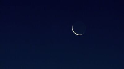 চাকরি বা ব্যবসায় কোনও সমস্যা হলে, অমাবস্যার দিন ৯ জন মেয়েকে খাওয়ান। তাদের পা স্পর্শ করুন এবং তাদের আশীর্বাদ নিন। এতে কাজের বাধা দূর হবে। 