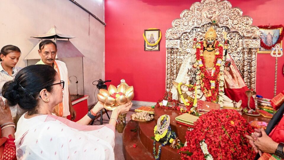 স্বপ্নেই মায়ের থেকে নির্দেশ পান ওরকম উচ্চতার কালীমূর্তি গড়ার। এর পর আর দেরি করেননি ভবেশ। ২২ ফুট উঁচু কালীমূর্তি গড়ে মায়ের পুজো করেন। সুবিশাল উচ্চতার সেই কালীমূর্তি স্থানীয়দের মধ্যে রীতিমতো সাড়া ফেলে দেয়। মুখে মুখে ওই মূর্তি প্রচারিত হতে থাকে বড়মা নামে। (ANI)
