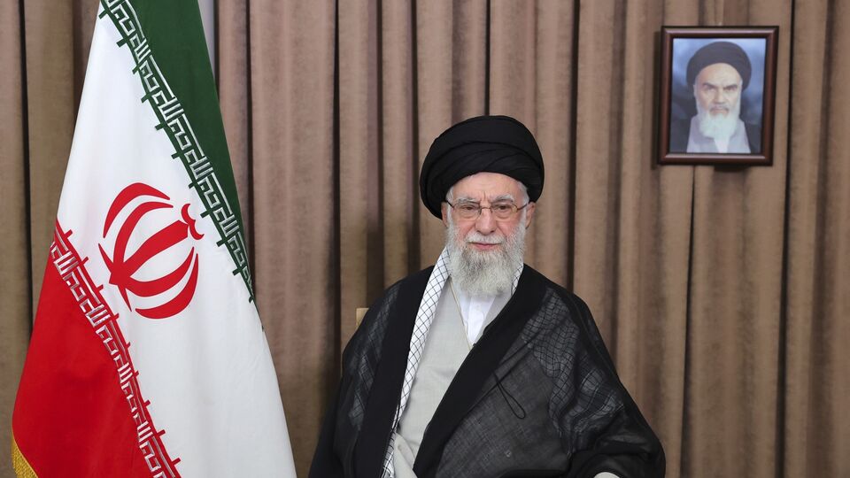 এই সবের মাঝেই নাকি ইজরায়েল পরিকল্পনা করেছিল খামেনিকে মেরে ফেলার। এর আগে ইজরায়েল হুঁশিয়ারিও দিয়েছিল এই নিয়ে। তারা স্পষ্ট জানিয়েছিল, ইজরায়েল প্রয়োজনে খামেনির ওপরেও হামলা করতে পারে। ইজরায়েল ইতিমধ্যেই খামেনির এক উপদেষ্টাকে মেরেছে। এই সবের মাঝে এবার আমেরিকা দাবি করল, খামেনিকেই মেরে ফেলার ছক কষেছিল ইজরায়েল। (AP)