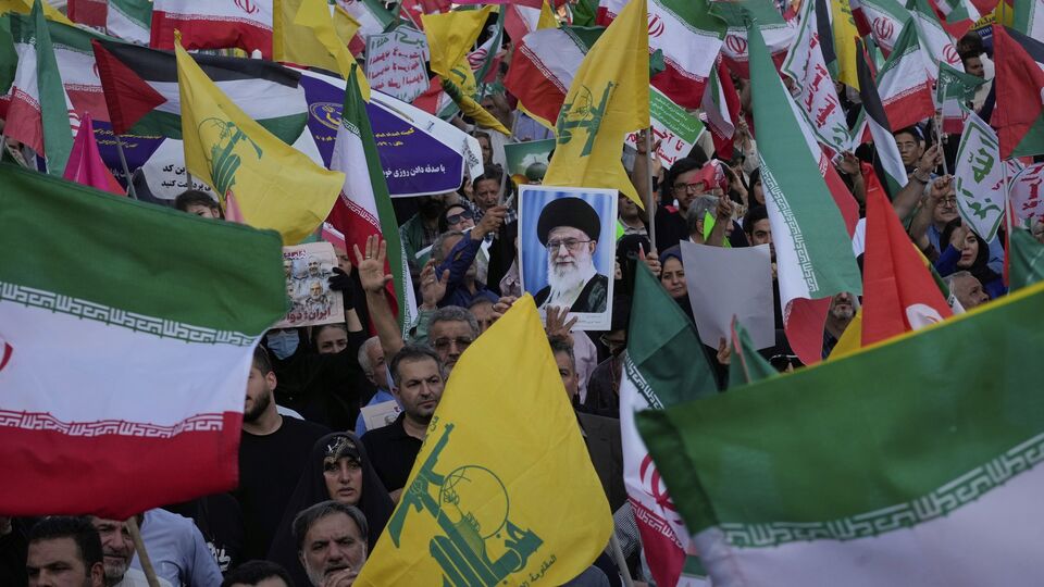 রিপোর্টে দাবি করা হয়েছে, ইরান যুদ্ধবিরতি নিয়ে আলোচনায় বসতে নারাজ। বলা হয়েছে, মধ্যস্থতাকারী দেশ কাতার ও ওমানের মাধ্যমে ইরান স্পষ্ট বার্তা দিয়েছে যে, ইজরায়েলের হামলার জবাব দেওয়ার পরই তারা যুদ্ধবিরতির কথা বিবেচনা করবে। ইরান স্পষ্ট জানিয়ে দিয়েছে, ইজরায়েলি হামলার আবহে ইরান কোনও ধরনের আপসের পথে হাঁটবে না। (AP)