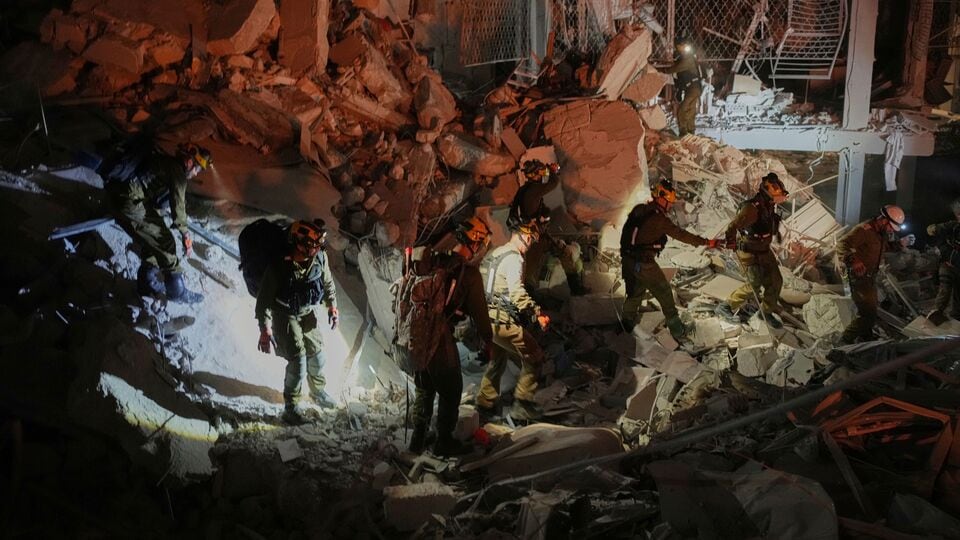 এক সাক্ষাৎকারে ইরানের জাতীয় নিরাপত্তা পরিষদের সদস্য মোহসেন রেজাই দাবি করেছেন, ইজরায়েল-ইরান সংঘাতের আবহে ইসলামাবাদের তরফ থেকে নাকি তেহরানকে বলা হয়েছে, ইজরায়েল যদি ইরানে কোনও পরমাণু বোমা ফেলে, তাহলে পাকিস্তান পালটা ইজরায়েলে পরমাণু বোমা দিয়ে হামলা করবে। (AP)