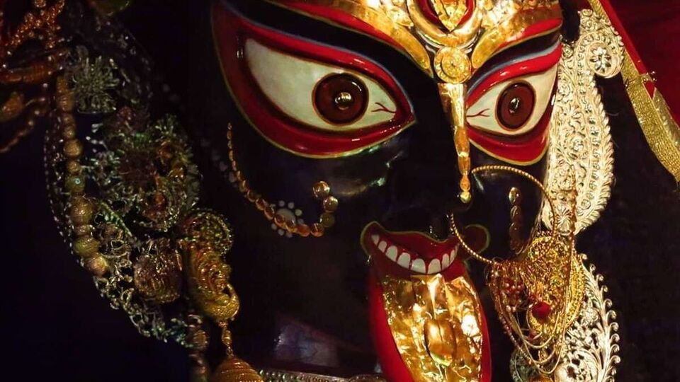 নৈহাটির বড়মার প্রতিষ্ঠা হয়েছিল গত শতকে। ১৯০০ সালের গোড়ার দিকে ভবেশ চক্রবর্তী তাঁর বন্ধুদের সঙ্গে নবদ্বীপে গিয়েছিলেন ভাঙা রাস দেখতে। সেখানে বিশাল বিশাল মূর্তি তাঁর মনে দাগ কাটে। সেই রাতেই তাঁকে স্বপ্নে দেখা দিয়েছিলেন তাঁর গৃহদেবী মা কালী।