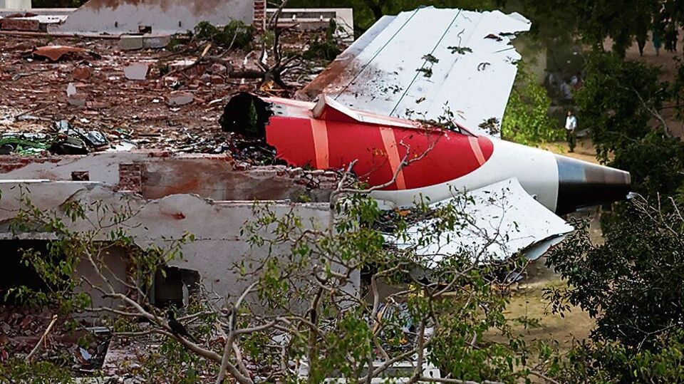 এয়ার ইন্ডিয়ার কাছে থাকা সকল বোয়িং ড্রিমলাইনার খতিয়ে দেখার নির্দেশ দিয়েছিল ডিজিসিএ। কোনও বিমানে কোনও ত্রুটি বা রক্ষণাবেক্ষণের খামতি আছে কি না, তা দেখতে বলা হয়েছিল। এই আবহে আর্ধেকেরও বেশি ড্রিমলাইনার খতিয়ে দেখেছে এয়ার ইন্ডিয়া। বাকি বোয়িং ড্রিমলাইনারগুলিও শীঘ্রই পরীক্ষা করে দেখা হবে বলে জানিয়েছিল সংস্থাটি। (HT_PRINT)