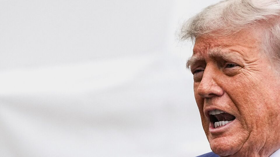 এদিকে আমেরিকা ইজরায়েলের কাঁধে বন্দুক রেখে ইরানের দিকে গুলি চালানোর চেষ্টা করছে। অপরদিকে ইরানও এবার আমেরিকাকে হুঁশিয়ার করে দিচ্ছে। ইরানের বিদেশমন্ত্রী রবিবার বলেছেন, তাদের কাছে প্রমাণ আছে যে আমেরিকা ইজরায়েলি হামলায় মদত দিয়েছে। এর আগে ইরান দাবি করেছিল, তাদের ওপর হামলা হলে মধ্যপ্রাচ্যে মার্কিম ঘাঁটিগুলিতে হামলা চালাবে ইরান। তবে ইরান যাতে সেই হামলা না চালায়, তার জন্য ইজরায়েলি হামলার থেকে দূরত্ব বজায় রেখেছে আমেরিকা। আবার ইজরায়েলি হামলাকে হাতিয়ার করে ইরানকে ধমকি দিতেও ছাড়ছে না আমেরিকা। (REUTERS)