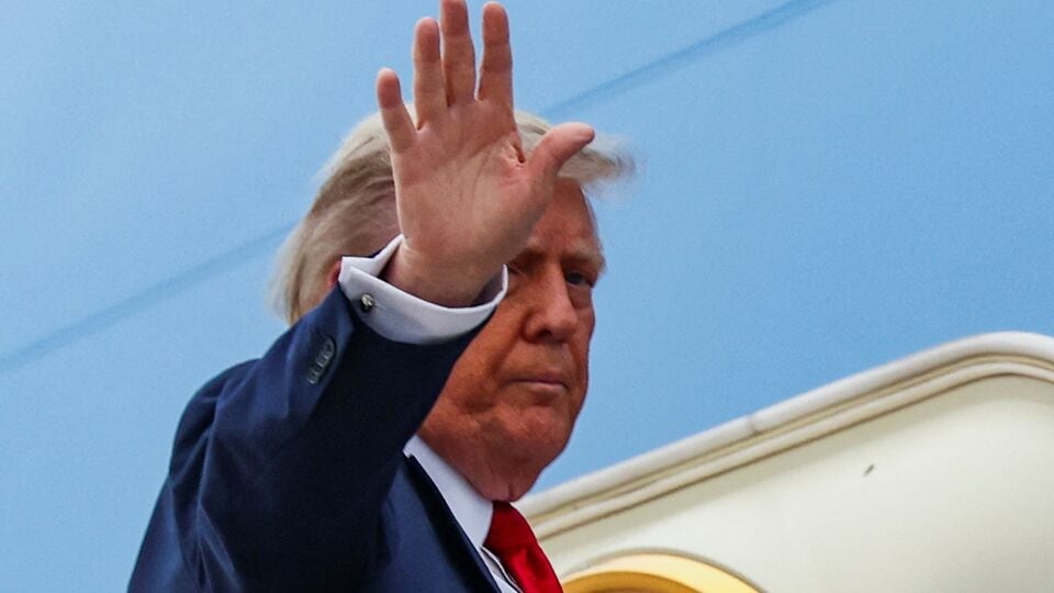 স্পষ্ট ভাষায় ইরান জানিয়ে দিল, ইজরায়েলের সঙ্গে সংঘর্ষবিরতির কোনও প্রশ্নই ওঠে না। এর আগে ভারত ও পাকিস্তানের সংঘর্ষবিরতির উদাহরণ তুলে ধরে ট্রাম্প ইজরায়েল-ইরানের সংঘাতও বন্ধের ডাক দিয়েছিলেন। তবে ট্রাম্পের সেই কথার কোনও দাম নেই ইরানের কাছে। এছাড়া ইজরায়েলও আমেরিকার কথায় খুব একটা কর্ণপাত করছে না। ইরানের ওপর হামলা জারি রেখেছে তারা। (REUTERS)