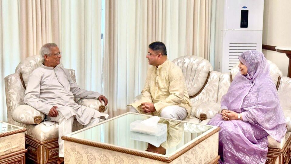যদিও সেই ভিডিয়োটি পুরোপুরি ভুয়ো বলে জানিয়ে দেওয়া হয়েছে। এমনিতেই ৭ জুন স্ত্রীয়ের সঙ্গে গিয়ে বাংলাদেশের অন্তর্বর্তীকালীন সরকারের প্রধান উপদেষ্টার সঙ্গে দেখা করেছিলেন জেনারেল ওয়াকার। হাসিমুখে ছবিও তোলেন। যদি বাংলাদেশের সেনাপ্রধানকে গ্রেফতারই করা হয়, তাহলে কখনওই সেটা সম্ভব ছিল না বলে দাবি করেছে সংশ্লিষ্ট মহল। (ফাইল ছবি, সৌজন্যে এক্স @BDArmyOfficial)