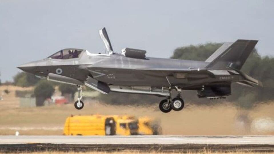 এরপর বায়ুসেনার তরফ থেকে আরও বলা হয়, 'এফ৩৫বি যুদ্ধবিমানটি জরুরি অবস্থায় পড়ার কারণে নির্দিষ্ট পথ থেকে সরে যায়। ভারতীয় বায়ুসেনার আইএসিসিএস নেটওয়ার্কে বিমানটি ধরা পড়ে। এবং জরুরি অবতরণের জন্য যুদ্ধবিমানটিকে অনুমতি দেওয়া হয়। যুদ্ধবিমানটিকে ত্রুটি ঠিক করতে ভারতীয় বায়ুসেনা সাহায্য করছে।' 