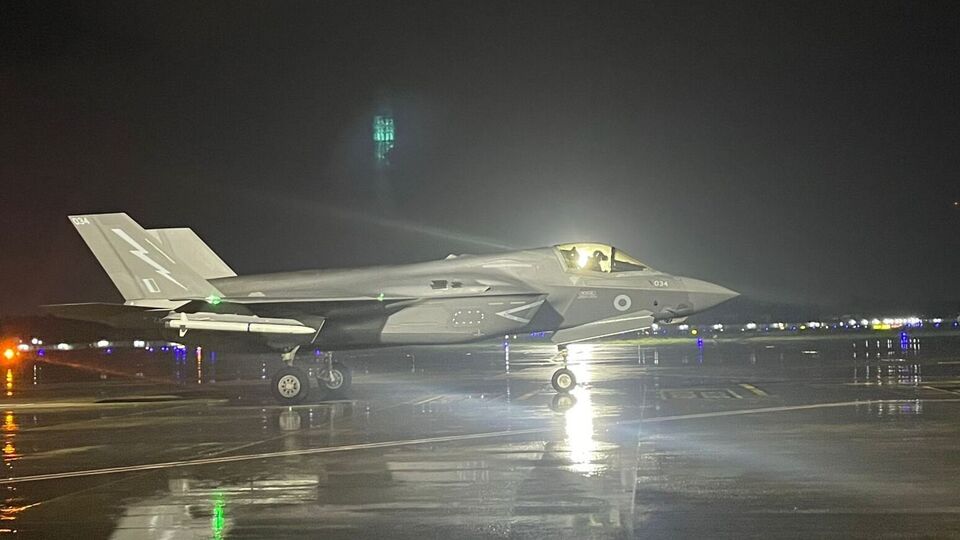 শনিবার রাতে তিরুবনন্তপুরম আন্তর্জাতিক বিমানবন্দরে জরুরি অবতরণ করে একটি ব্রিটিশ এফ-৩৫ যুদ্ধবিমান। প্রাথমিকভাবে জানা যায়, জ্বালানি কম থাকায় বিমানটি তিরুবন্তপুরম বিমানবন্দরে অবতরণ করতে বাধ্য হয়েছিল। বিমানটি সেখানে অক্ষত অবস্থায় অবতরণ করতে পারে বলে জানা গিয়েছে। এই নিয়ে এবার মুখ খুলল ভারতীয় বায়ুসেনা। 