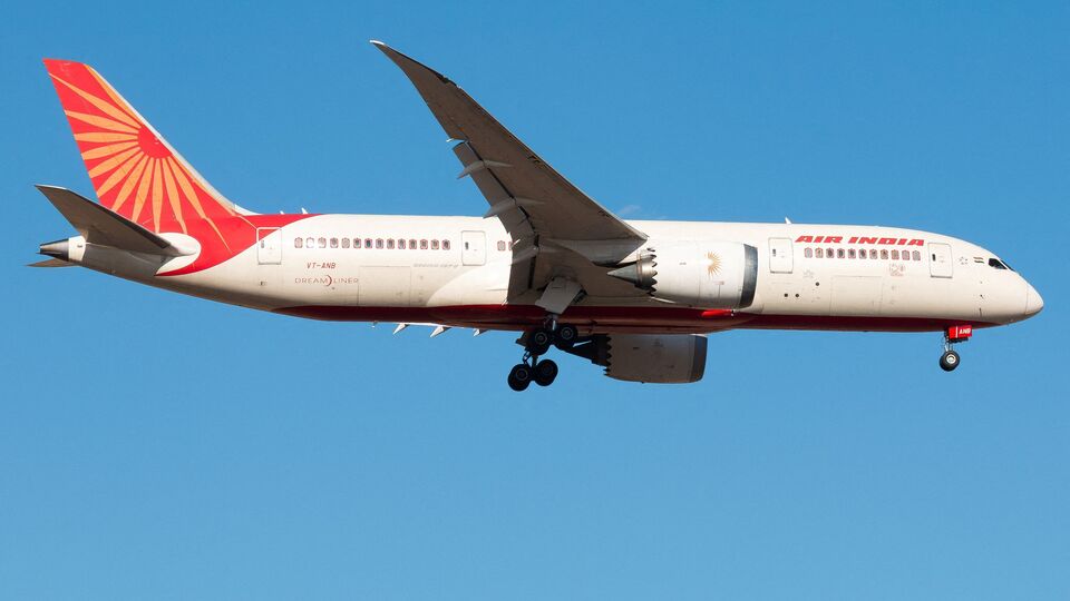 এর আগে আমদাবাদে বিধ্বংসী দুর্ঘটনার কবলে পড়া বিমানটিও ছিল বোয়িং ৭৮৭-৮ ড্রিমলাইনার। সেই দুর্ঘটনার পর এয়ার ইন্ডিয়ার বিরুদ্ধে জনরোষ বেড়েছে। পরিবার এবং শোকার্তরা এয়ারলাইনটির রক্ষণাবেক্ষণ এবং পাইলট প্রশিক্ষণ পদ্ধতিতে ত্রুটির বিষয়ে গভীর হতাশা এবং উদ্বেগ প্রকাশ করেছে। এদিকে বোয়িংয়ের বিমানের সুরক্ষা নিয়েও প্রশ্ন উঠেছে। (RYAN ZHANG via REUTERS)