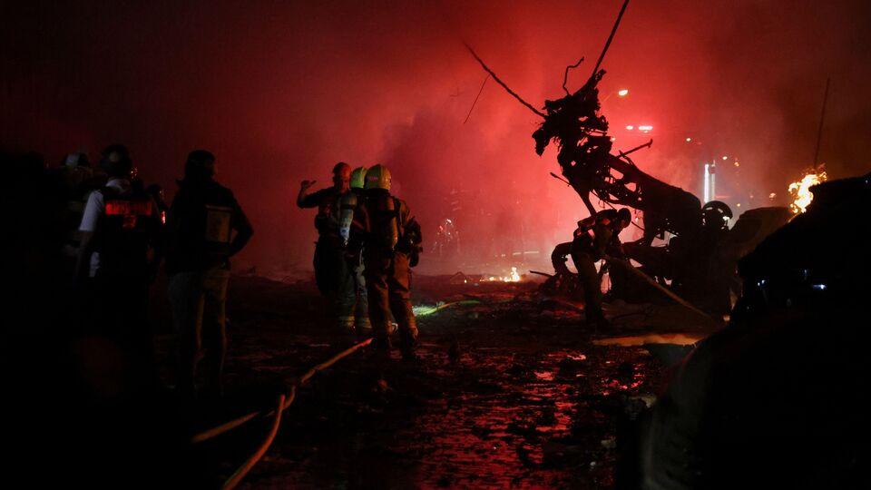 এর আগে ভারতকেও পরমাণু বোমার জুজু দেখিয়েছিল পাকিস্তান। তবে দিল্লি তাতে মাথা নত করেনি। অপারেশন সিঁদুরের মাধ্যমে পাকিস্তানে থাকা ৯টি জঙ্গি ঘাঁটি ধ্বংস করেছিল ভারত। এরপরে জঙ্গিদের হয়ে ভারতে হামলা চালাতে চেয়েছিল মুনিরের বাহিনী। তবে তারও যোগ্য জবাব দিয়েছিল ভারত। পাকিস্তানের গুরুত্বপূর্ণ ৮টি সামরিক ঘাঁটি লক্ষ্য করে হামলা চালিয়েছিল ভারত। আর সেই সময় পাকিস্তানের 'এয়ার ডিফেন্স সিস্টেম' কার্যত 'ঘুমিয়ে' ছিল। সেই পাকিস্তান এবার ইজরায়েলকে চোখ রাঙাচ্ছে। (REUTERS)