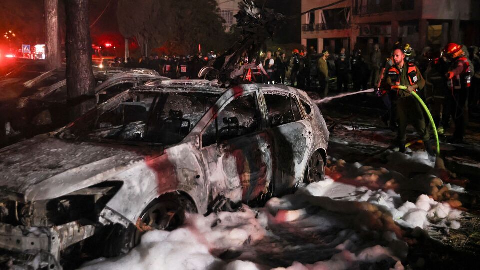 ভারত-পাকিস্তান সংঘাত নাকি পরমাণু যুদ্ধে পরিণত হতে পারত। মে মাস থেকে এই একই 'রেকর্ড' বাজিয়ে চলেছেন মার্কিন প্রেসিডেন্ট ডোনাল্ড ট্রাম্প। এরই মধ্যে এবার ইরান-ইজরায়েল যুদ্ধে পরমাণু হামলার হুঁশিয়ারি দিয়ে বসে আছে পাকিস্তান। অন্তত এমনই দাবি করলেন ইরানের জাতীয় নিরাপত্তা পরিষদের সদস্য মোহসেন রেজাই। (REUTERS)