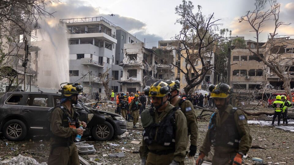 এর আগে এক প্রতিবেদনে দাবি করা হয়, ইরানের সর্বোচ্চ নেতা খামেনিকে হত্যার পরিকল্পনা করেছিল ইজরাইল। তবে সেই পরিকল্পনায় নাকি ভেটো দিয়েছিলেন মার্কিন প্রেসিডেন্ট ডোনাল্ড ট্রাম্প। এই নিয়ে একজন মার্কিন কর্মকর্তা রয়টার্সকে বলেছিলেন, এই পদক্ষেপ সংঘাত উসকে দিতে পারে। এদিকে ইজরায়েলি প্রধানমন্ত্রী পালটা দাবি করেছেন, মার্কিন প্রেসিডেন্ট ট্রাম্পকে খুন করতে চায় ইরান।(Bloomberg)