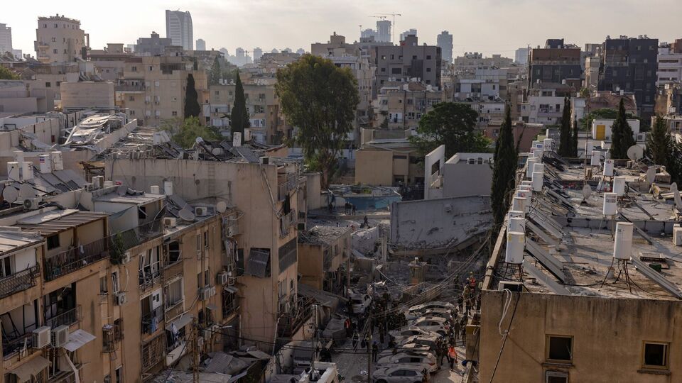 এর আগে সোমবার ইরান জানায়, গত শুক্রবার ইসরাইলের সর্বশেষ হামলায় এখন পর্যন্ত ২২৪ জন ইরানি নিহত হয়েছে। এদের মধ্যে ইরানের সেনাপ্রধান ও বেশ কয়েকজন পরমাণু কর্মকর্তাও রয়েছেন। একই সময়ে আহত হয়েছেন সহস্রাধিক মানুষ। অন্যদিকে ইসরায়েল দাবি করেছে, ইরানের হামলায় ১৪ জন নিহত হয়েছে। একই সঙ্গে আহত হয়েছেন তিন শতাধিক মানুষ। (Bloomberg)
