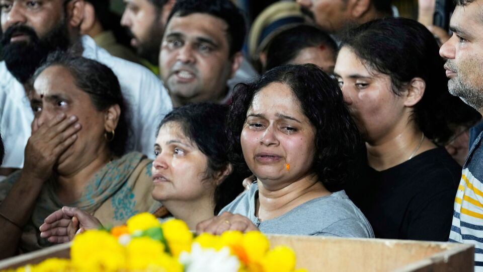 একেবারে কড়া ভাষায় পহেলগাঁও হামলার নিন্দা করে সন্ত্রাসবাদে অর্থের জোগানের উপরে নজরদারি চালানো আন্তর্জাতিক সংস্থার তরফে বলা হয়েছে, ‘জঙ্গি হামলায় (মানুষকে) হত্যা করা হয়, বিশ্বকে পঙ্গু করে দেওয়া হয় এবং বিশ্বজুড়ে ভয়ের পরিবেশ তৈরি করতে মদত জোগানো হয়। ২০২৫ সালের ২২ এপ্রিল পহেলগাঁওয়ে যে নৃশংস জঙ্গি হামলা চালানো হয়েছে, তা নিয়ে গভীরভাবে উদ্বেগ প্রকাশ করছে এফএটিএফ। আর সেটার নিন্দা করছে।’ (ছবি সৌজন্যে এপি)