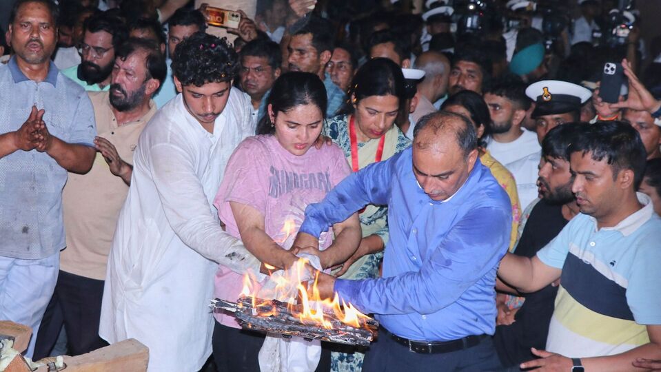 এফএটিএফের তরফে বলা হয়েছে, ‘অর্থ এবং জঙ্গিদের মদত জোগানো লোকদের মধ্যে অর্থের জোগান ছাড়া এই হামলা এবং সম্প্রতি ঘটে যাওয়া অন্যান্য জঙ্গি হামলা চালানো সম্ভব ছিল না।’ সেইসঙ্গে আন্তর্জাতিক প্রতিষ্ঠানের তরফে জানানো হয়েছে, সন্ত্রাসবাদে অর্থের জোগান রুখতে বিভিন্ন দেশ কী পদক্ষেপ করছে, তার কার্যকারিতাও খতিয়ে দেখার উপরে আরও জোর দেওয়া হচ্ছে। (ফাইল ছবি, সৌজন্যে এপি)