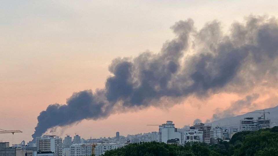 ইরান আবার দাবি করেছে যে ইজরায়েলের ইতিহাসে ভয়ংকরতম মিসাইল হামলার পরিকল্পনা করছে তেহরান। আসলে আজ তেহরানে সরকারি টেলিভিশনের স্টুডিয়োয় যখন লাইভ সম্প্রচার চলছিল, সেইসময় হামলা চালায় ইজরায়েল। প্রাণভয়ে ছুটতে দেখা যায় সঞ্চালিকাকে। তারপরই ইরানের সরকার নিয়ন্ত্রিত সংবাদমাধ্যমের তরফে জানানো হয়, বদলার হুঁশিয়ারি দিয়েছে তেহরান। (ছবি সৌজন্যে এপি)