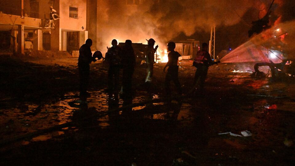 এদিকে অভিযোগ উঠেছে, পাকিস্তানি সরকার একদিকে যেখানে ইরানের পাশে থাকার বার্তা দিচ্ছে, অপরদিকে আবার ইরান সীমান্তে নজরদারি চালিয়ে পড়শিদের নিয়ে তথ্য তুলে দিচ্ছে আমেরিকার হাতে। অনেক বিশ্লেষকই মনে করছেন, ইরানের সঙ্গে সংঘাতের আবহে পাকিস্তানকে কাছে পেতেই হয়ত ভারত-পাক সংঘর্ষ থামাতে এতটা তৎপর ছিল আমেরিকা। এই আবহে পাকিস্তান দুই নৌকায় পা দিয়ে কতদূর চলতে পারে, সেদিকেই নজর থাকবে সবার। (AP)