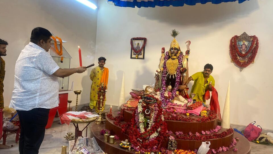 প্রতি শনি ও মঙ্গলবার ও বিশেষ বিশেষ তিথিতে মায়ের কাছে পুজোর জন্য ভক্তদের ঢল নামে। সেই দিনগুলিতেও এই একই নিয়ম মেনে পুজো দিতে যাওয়া ভালো। তাহলে আর সমস্যায় পড়ার কোনও ব্যাপার থাকে না। (ছবি - ফেসবুক NAIHATI BARAKALI PUJA SAMITY)
