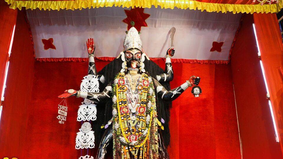 অভিজ্ঞ বেশ কিছু ভক্তরা জানাচ্ছেন, সকাল সকাল যদি মায়ের কাছে পুজো দিতে যাওয়া যায়, তাহলে নিজে পুজো দেওয়া যায়। পাশাপাশি এই সময় ভিড় একদম থাকে না বললেই চলে। যত বেলা বাড়ে, তত ভিড় বাড়়তে শুরু করে। তাই সকালই উৎকৃষ্ট সময় পুজো দেওয়ার। (ছবি - ফেসবুক NAIHATI BARAKALI PUJA SAMITY)