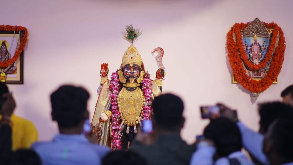 সেই থেকে আজ পর্যন্ত বড়মার মহিমা অক্ষুণ্ন রয়েছে। মাকে প্রতি বছরই গয়না ও শাড়ি দান করেন তার অগনিত ভক্তরা। প্রতি বছর ভক্তদের দেওয়া গয়নাতে সেজে ওঠেন মা। সারা অঙ্গ জুড়ে অগণিত গয়নার দীপ্তিও রীতিমতো নজর কাড়ে সকলের। তবে এই মন্দিরে মায়ের কাছে ভিড় এড়িয়ে পুজো কী করে দেওয়া যায়, তা অনেকেই জানতে চান। আসুন জেনে নেওয়া যাক সেই ব্যাপারে। (ছবি - ফেসবুক NAIHATI BARAKALI PUJA SAMITY)