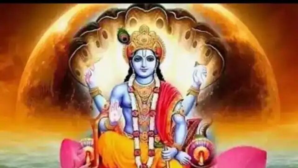 এই দিন ঈশ্বরকে সাত্ত্বিক জিনিস অর্পণ করুন। মন্ত্র জপ করুন। যোগিনী একাদশীর ব্রত কথা পড়ুন। অবশেষে আরতি করুন। তারপর সকলকে প্রসাদ বিতরণ করুন। এই দিনে মা তুলসির পুজো করুন, কিন্তু জল অর্পণ করবেন না বা স্পর্শ করবেন না। দূর থেকে প্রদক্ষিণ করে প্রদীপ জ্বালান।