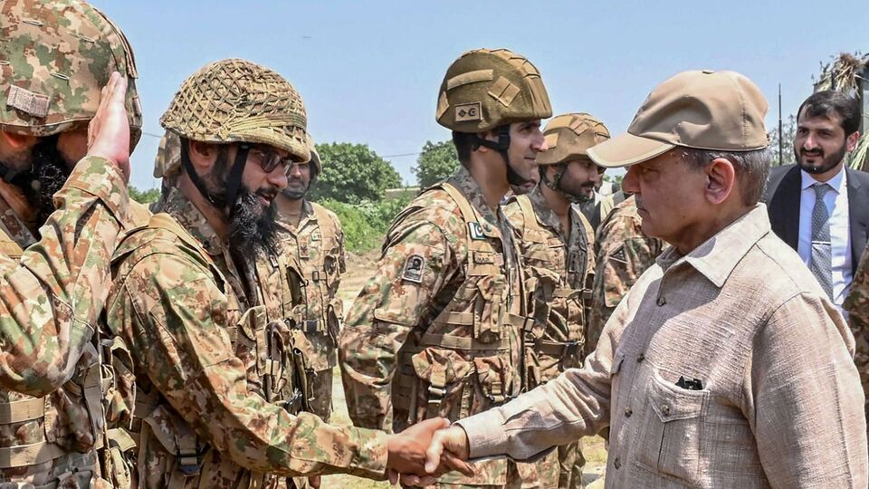 আর এফএটিএফের তরফে যে সময় সেই বিবৃতি প্রকাশ করা হয়েছে, তা অত্যন্ত তাৎপর্যপূর্ণ বলে মনে করছে সংশ্লিষ্ট মহল। সূত্রের খবর, পাকিস্তান যে লাগাতার সন্ত্রাসবাদে মদত জোগাচ্ছে এবং অর্থের জোগান দিচ্ছে, তা বারবার তুলে ধরেছে ভারত। আর তার ফলস্বরূপ পাকিস্তানকে এফএটিএফের ধূসর তালিকায় রাখার সম্ভাবনা অত্যন্ত বেশি বলে মনে করছে সংশ্লিষ্ট মহল। (ছবিটি প্রতীকী, সৌজন্যে এএফপি)