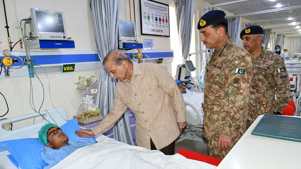 সেটাই যদি হয়, তাহলে এমনিকে আর্থিকভাবে ধুঁকতে থাকা পাকিস্তানের অবস্থা আরও ভয়াবহ হয়ে যাবে। এমনিতে আগামী ২৫ অগস্ট এফএটিএফের এশিয়া প্যাসিফিক গোষ্ঠীর বৈঠক আছে। তারপর আগামী ২০ অক্টোবর এফটিএফের পরবর্তী প্লেনারি সেশন হবে। সূত্রের খবর, সেইসব বৈঠকের আগে পাকিস্তানের বিরুদ্ধে নথিপত্র তৈরি করছে ভারত। যে নথির মাধ্যমে তুলে ধরা হবে যে কীভাবে এফএটিএফের নিয়মকে বুড়ো আঙুল দেখাচ্ছে পাকিস্তান। (ছবিটি প্রতীকী, সৌজন্যে এএফপি)