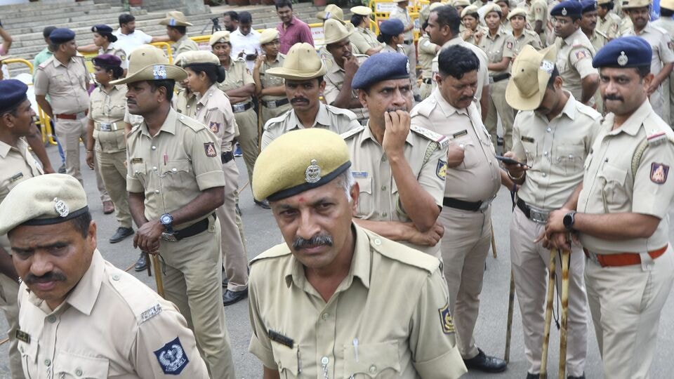 তরুণীর পরিবারের অভিযোগের পর এই রহস্য ভেদ করার জন্যে তল্লাশি শুরু করে পুলিশ। জানা গিয়েছে, কর্ণাটকের গাদাগ জেলার বাসিন্দা ২৬ বছরের অঙ্গদি ছ'মাস আগে নিখোঁজ হয়ে যান। এর আগে ২৮ বছরের সতীশের সঙ্গে সম্পর্ক ছিল অঙ্গদির। সতীশ নারায়ণপুর গ্রামের বাসিন্দা এবং একটি পেট্রোল পাম্পে কাজ করে। দুজনের সম্পর্ক টিকেছিল ছয় বছর। (PTI)