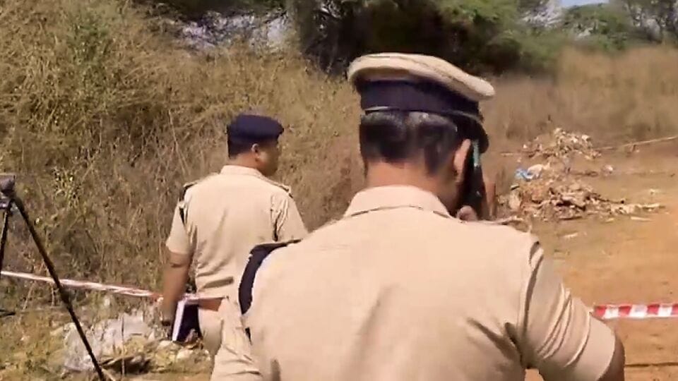 অঙ্গদি সম্পর্কে সতীশ বলেছিল, শহরের বাইরে দু'জনের মধ্যে শেষ সাক্ষাৎ হয়েছিল। গাডগের পুলিশ সুপার বি এস নামাগৌড়া জানিয়েছেন, সতীশের বয়ানের সঙ্গে অঙ্গদির ফোনের লোকেশনের মিল নেই। সমস্ত প্রমাণের আলোকে সতীশকে কঠোরভাবে জিজ্ঞাসাবাদ করা হলে সে সত্য স্বীকার করেন। এরপরে তিনি পুলিশকে সেই জায়গায় নিয়ে যায় যেখানে সে অঙ্গদিকে কবর দিয়েছিল। (PTI)