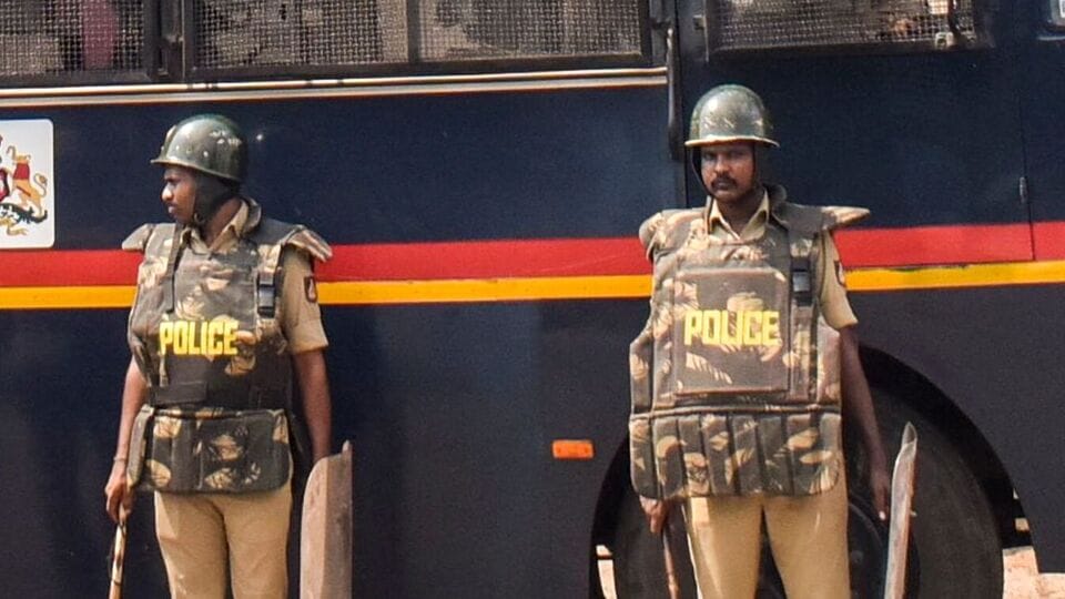 জানা গিয়েছে, যে রাতে মেয়েটি নিখোঁজ হয়, সেদিন সতীশ তাঁকে গ্রামের কাছে একটি খামারবাড়িতে নিয়ে গিয়েছিল। পুলিশ সূত্রে খবর, সতীশকে বিয়ের জন্য চাপ দেয় ওই তরুণী। এরপরই দু'জনের মধ্যে তুমুল তর্ক-বিতর্ক হয়। রাগের মাথায় সতীশ মেয়েটিকে শ্বাসরোধ করে খুন করে এবং জঙ্গলে কবর দেয়। খুন করার পরও সতীশ স্বাভাবিক ভাবেই জীবনযাপন করছিল, যাতে কেউ সন্দেহ না করে। (PTI)